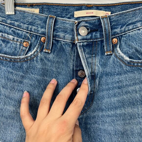 Levi’s Wedgie Button Fly Jeans Distressed - Picture 5 of 9
